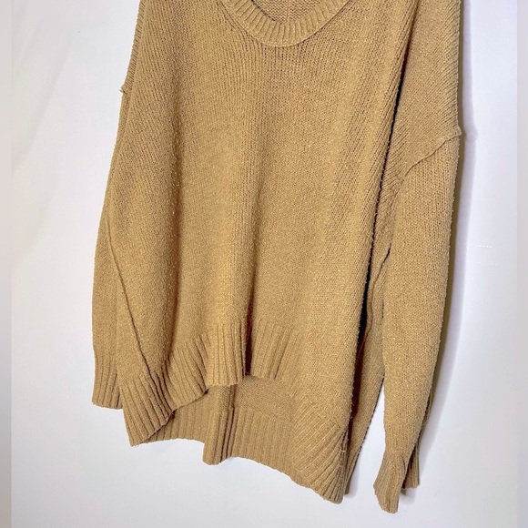 Free People Deep V Neck sweater! Can be worn Off one shoulder Size M - Picture 4 of 8